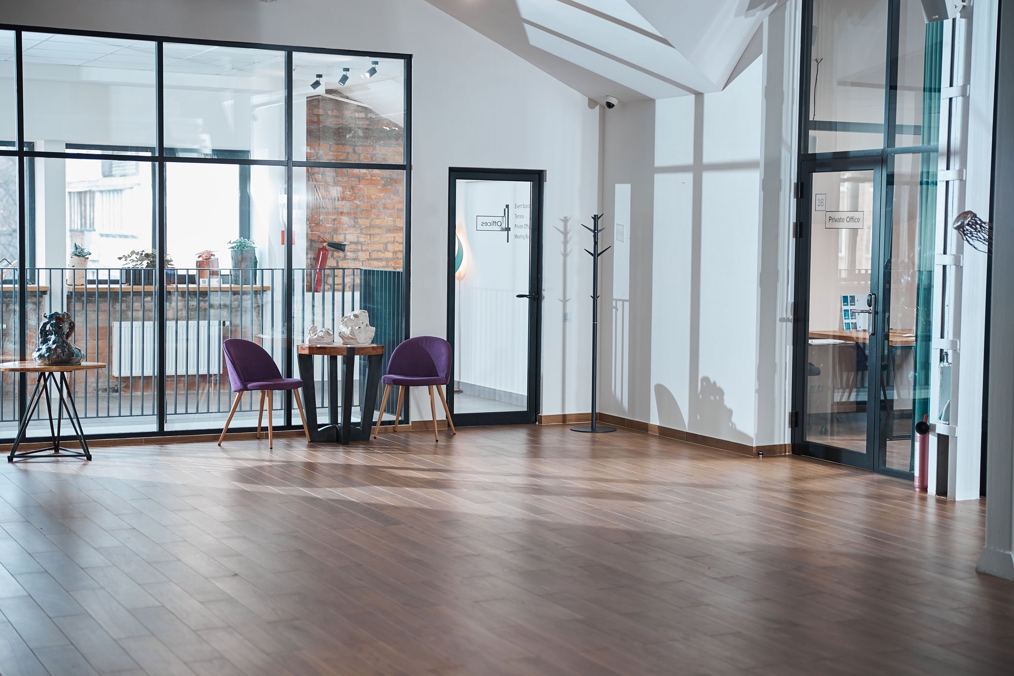modern-empty-office-room-with-wooden-floor-img